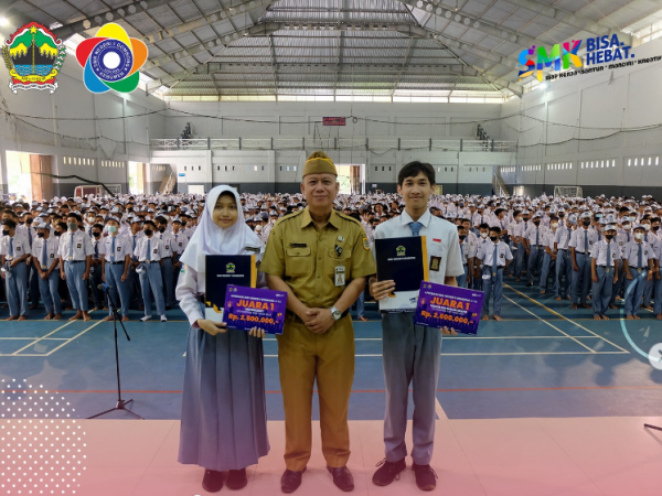 Kepala SMK Negeri 1 Gombong Menyerahkan Penghargaan Medali Emas LKS SMK Nasional